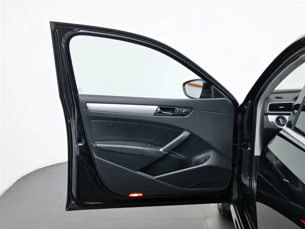 VOLKSWAGEN PASSAT 2014
