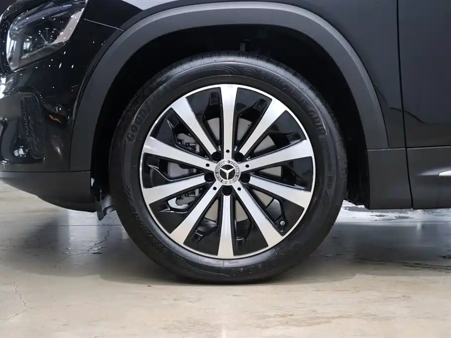 MERCEDES BENZ GLB 2025