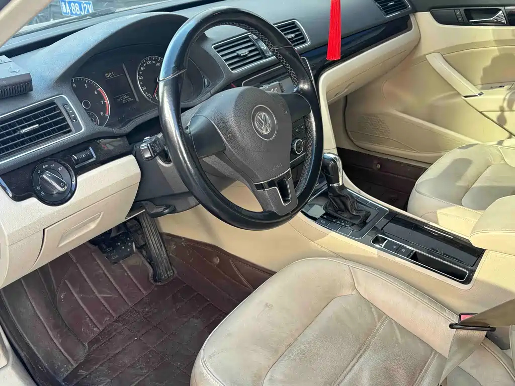 VOLKSWAGEN PASSAT 2014