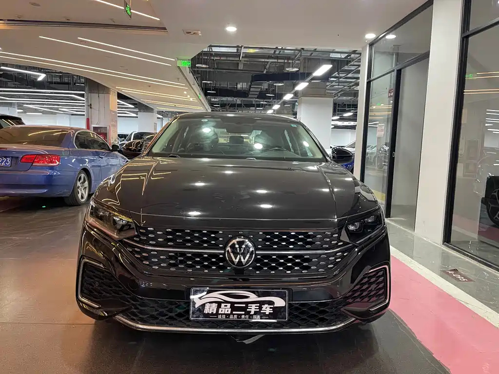 VOLKSWAGEN PASSAT 2024