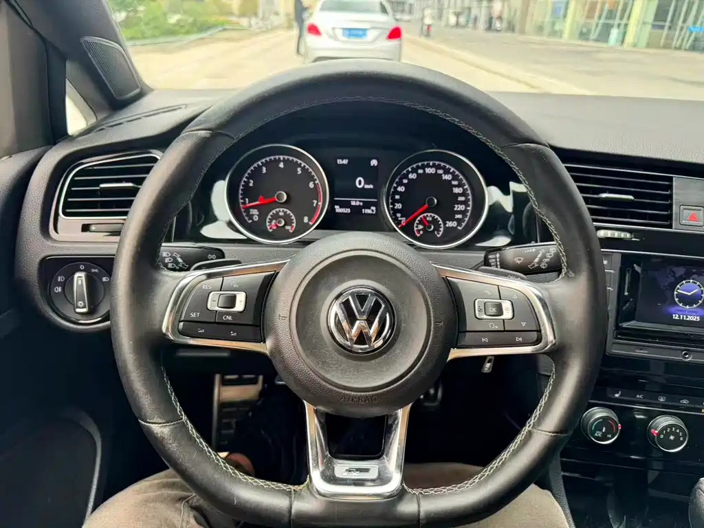VOLKSWAGEN GOLF 2015