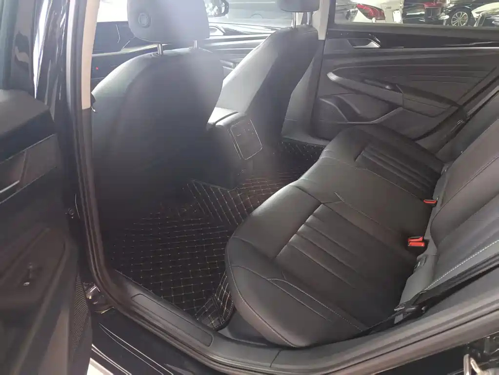VOLKSWAGEN PASSAT 2022