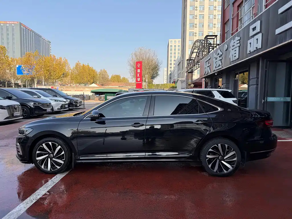 VOLKSWAGEN PASSAT 2023