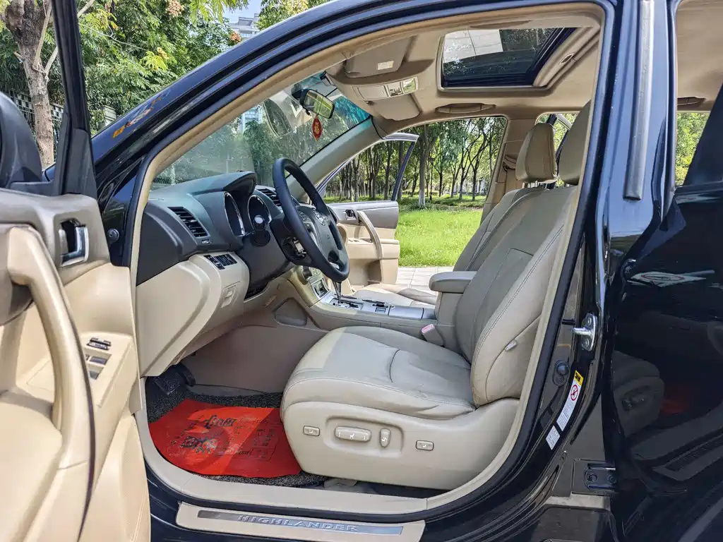 TOYOTA HIGHLANDER 2011