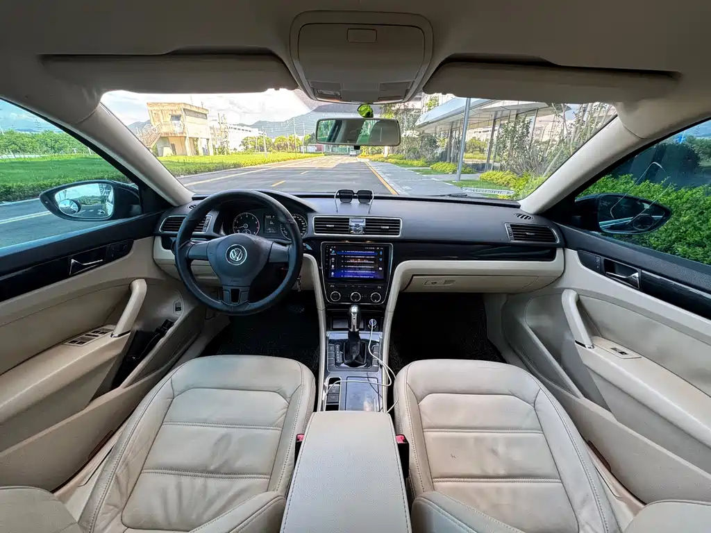 VOLKSWAGEN PASSAT 2012