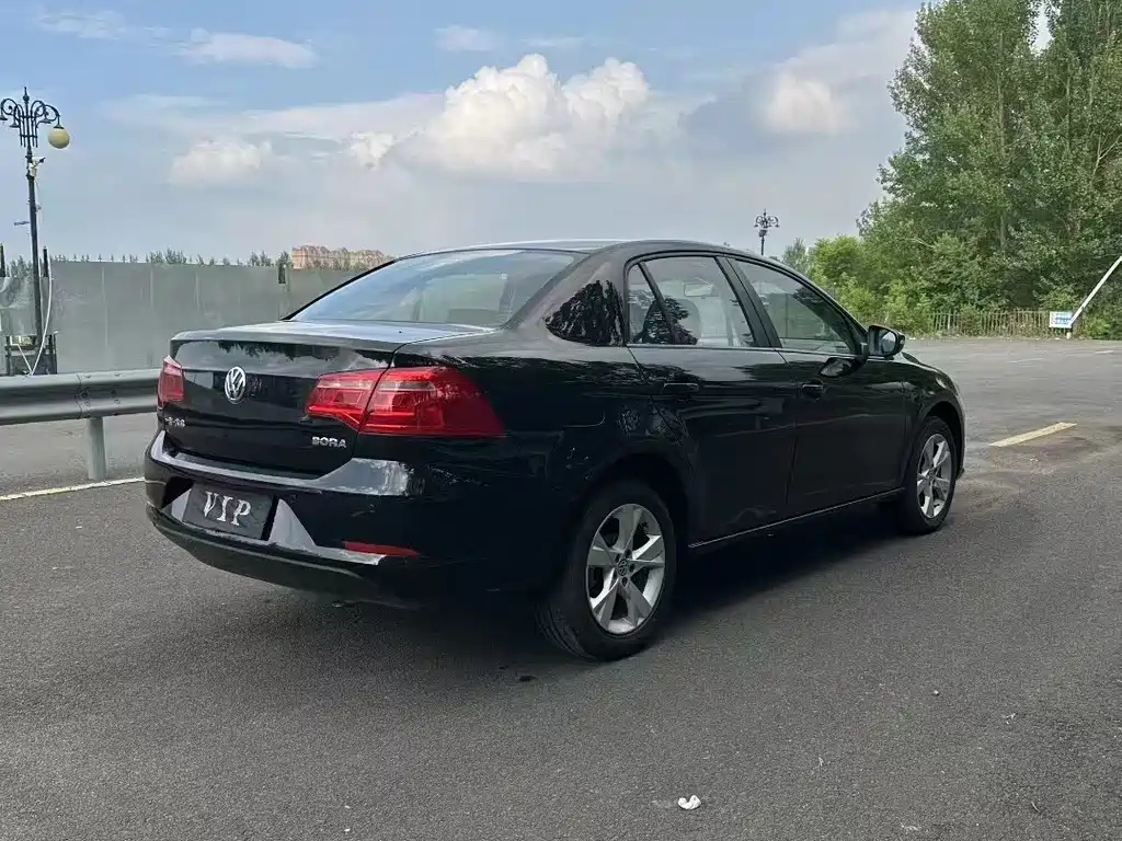 VOLKSWAGEN BORA 2015