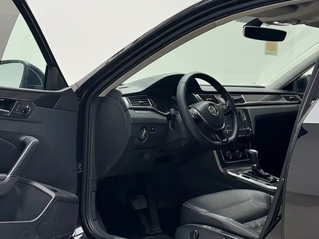 VOLKSWAGEN PASSAT 2017