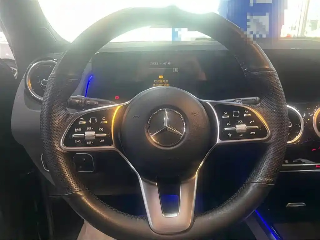 MERCEDES BENZ GLB 2025