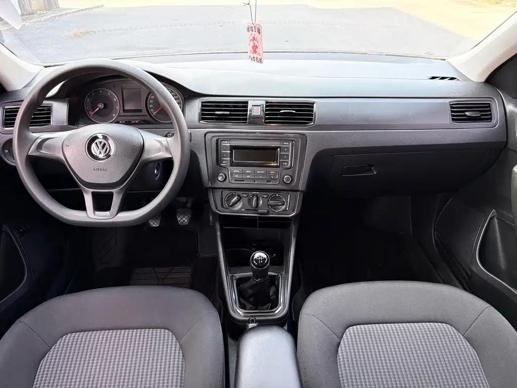 VOLKSWAGEN SANTANA 2017