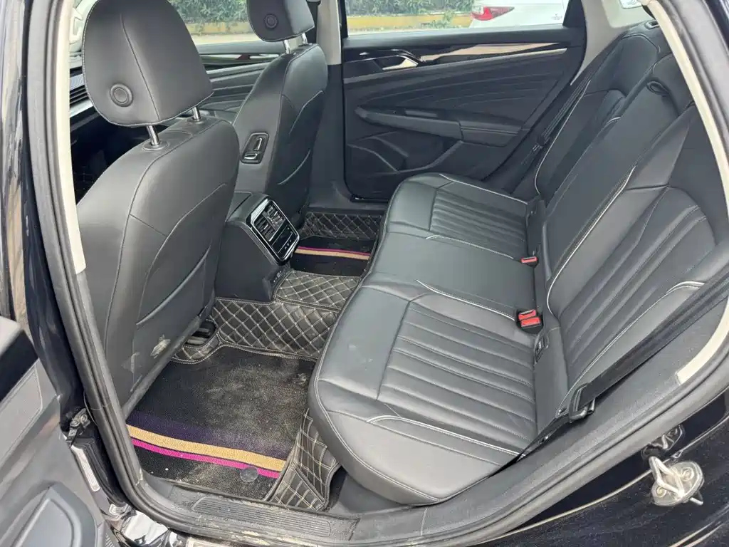 VOLKSWAGEN PASSAT 2023
