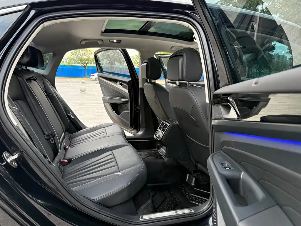 VOLKSWAGEN PASSAT 2024