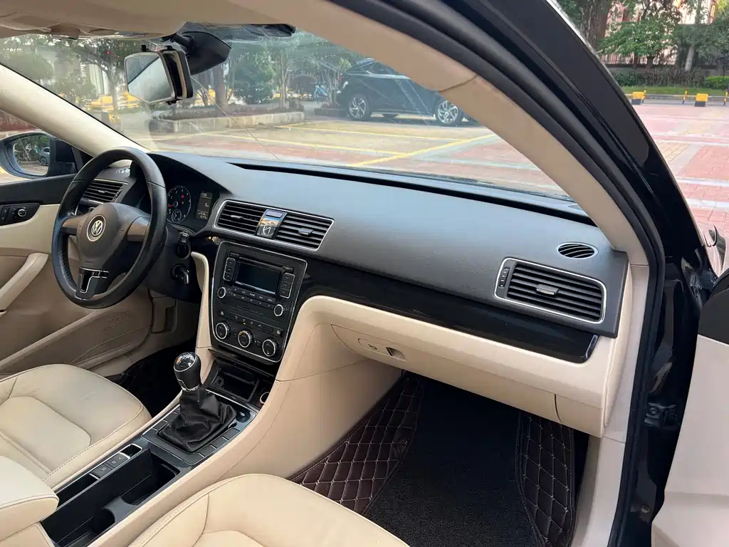 VOLKSWAGEN PASSAT 2011