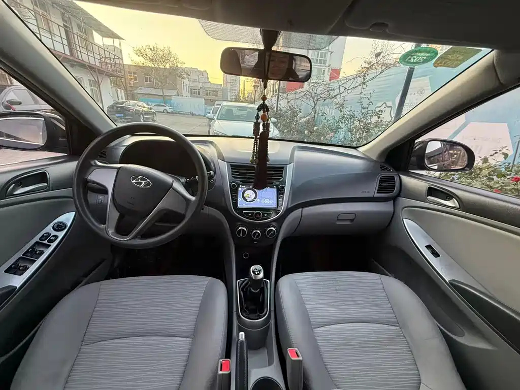 HYUNDAI SOLARIS 2015