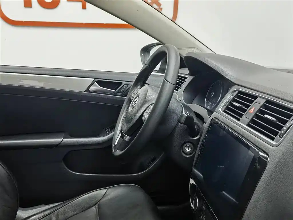 VOLKSWAGEN SAGITAR 2012
