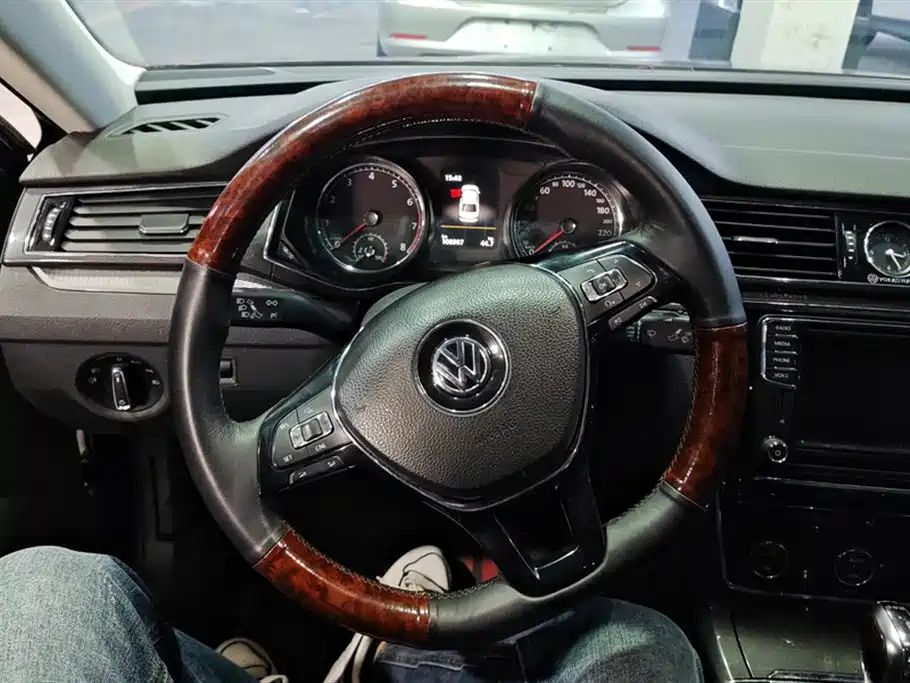 VOLKSWAGEN PASSAT 2017