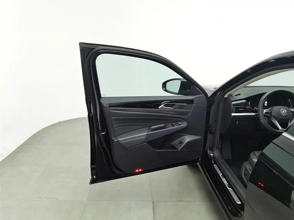 VOLKSWAGEN PASSAT 2024