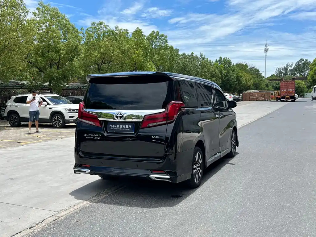TOYOTA ALPHARD 2015