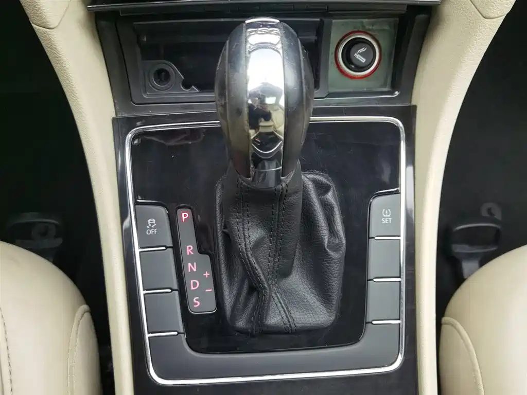 VOLKSWAGEN PASSAT 2015