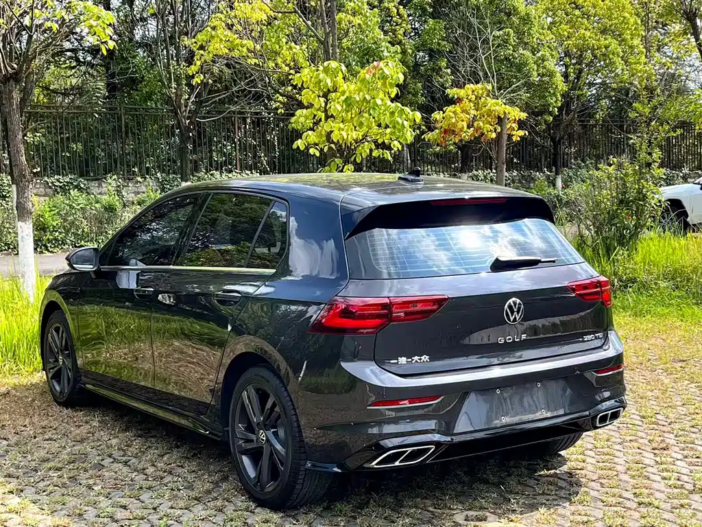 VOLKSWAGEN GOLF 2023