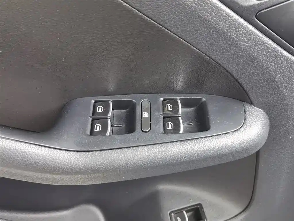 VOLKSWAGEN SAGITAR 2012