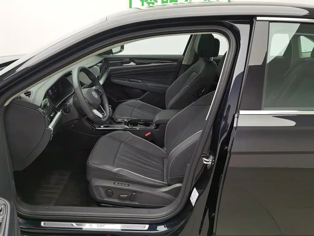 VOLKSWAGEN PASSAT 2024