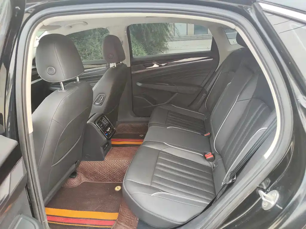 VOLKSWAGEN PASSAT 2023