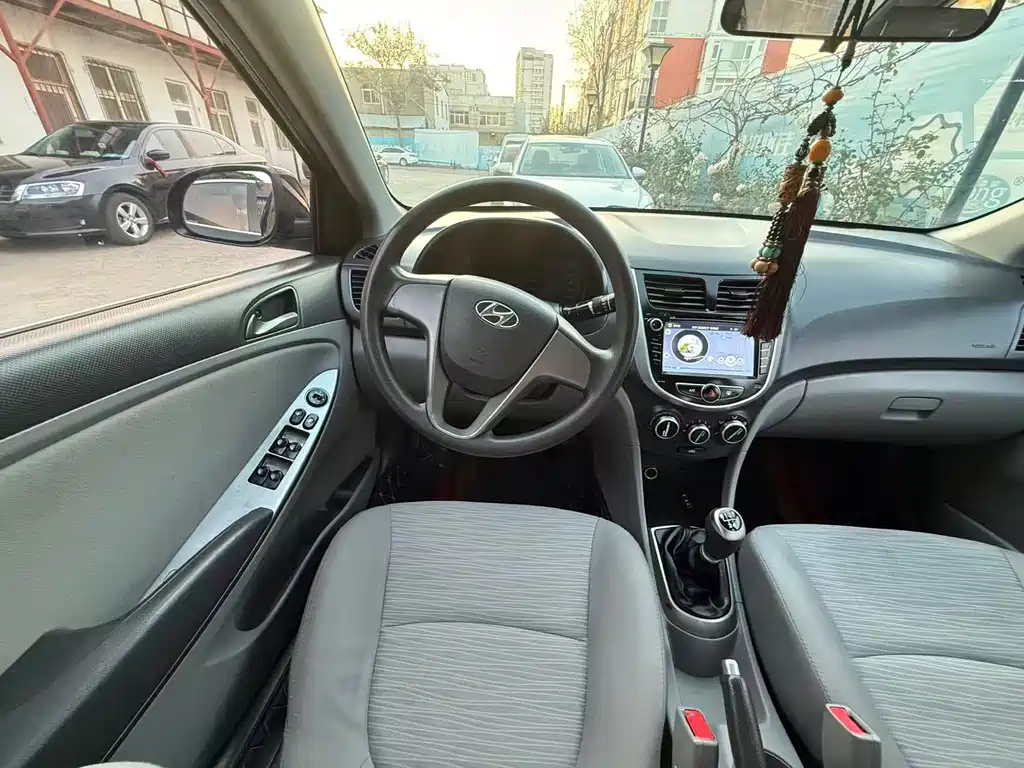 HYUNDAI SOLARIS 2015