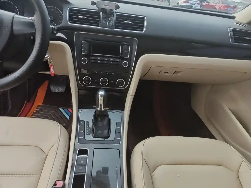 VOLKSWAGEN PASSAT 2011