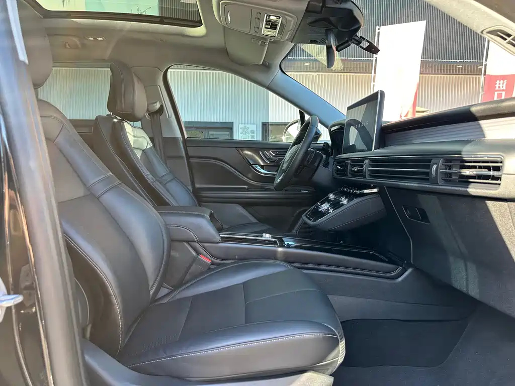 LINCOLN ADVENTURER 2021