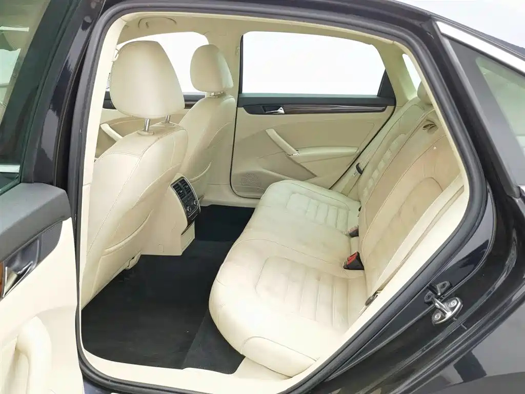 VOLKSWAGEN PASSAT 2013