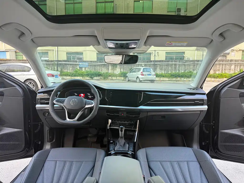 VOLKSWAGEN PASSAT 2024