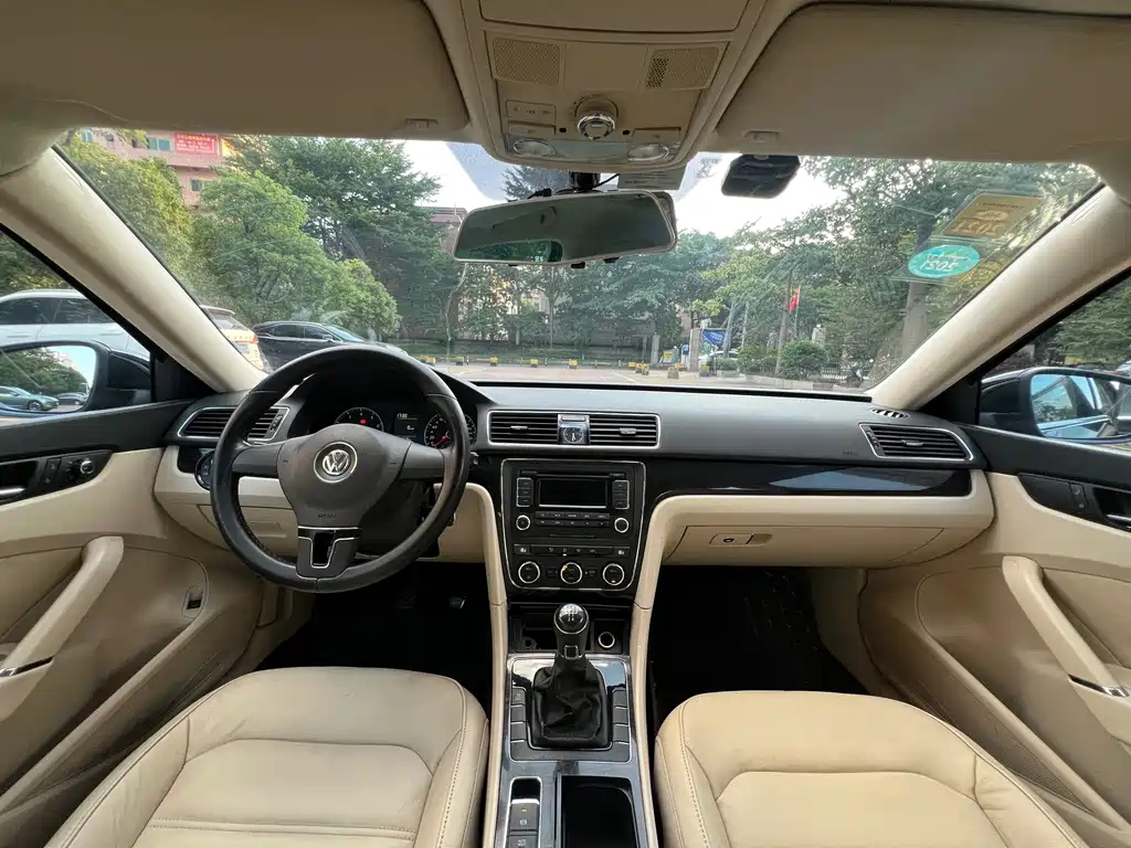 VOLKSWAGEN PASSAT 2011