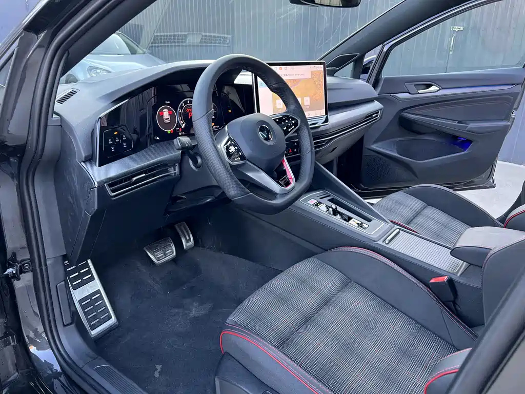 VOLKSWAGEN GOLF GTI 2025