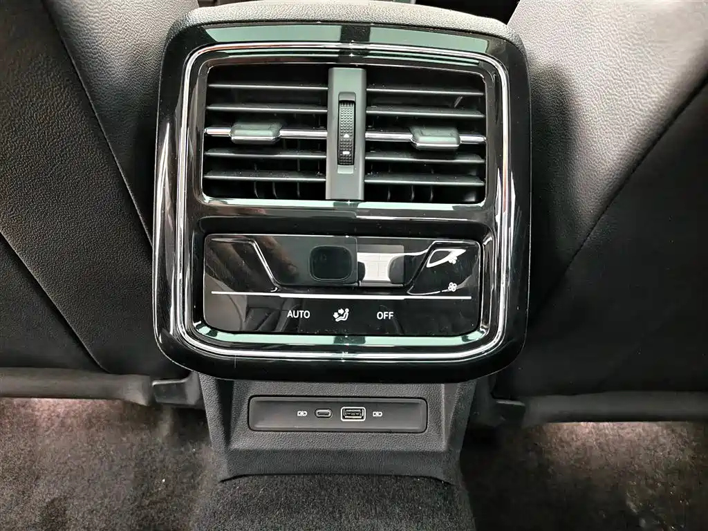 VOLKSWAGEN PASSAT 2024