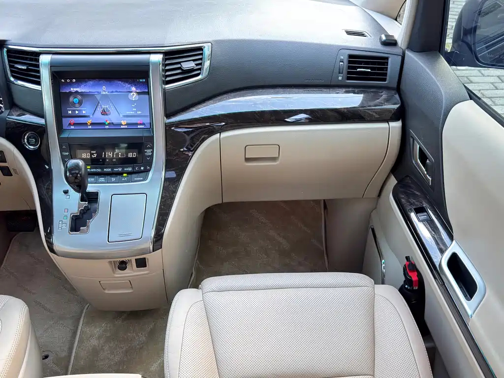TOYOTA ALPHARD 2012
