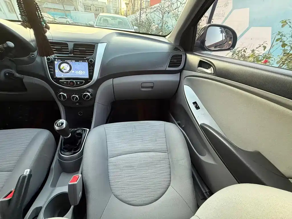 HYUNDAI SOLARIS 2015