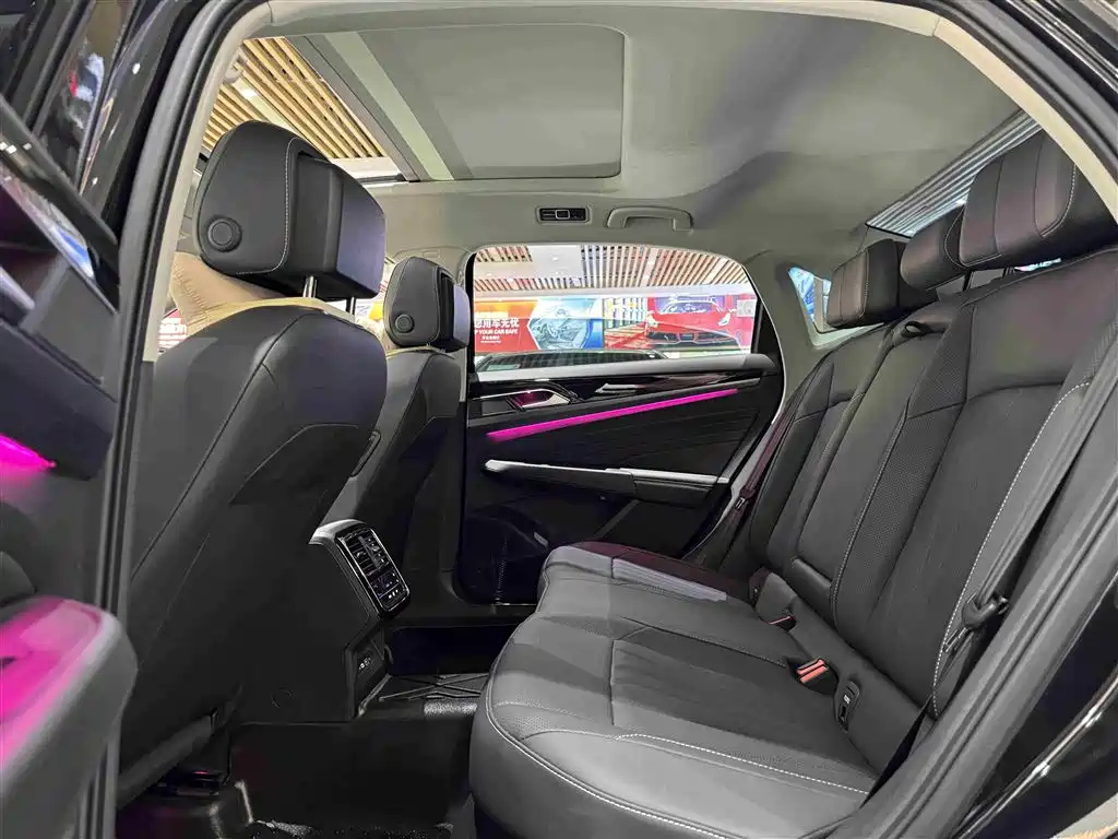 VOLKSWAGEN PASSAT 2024