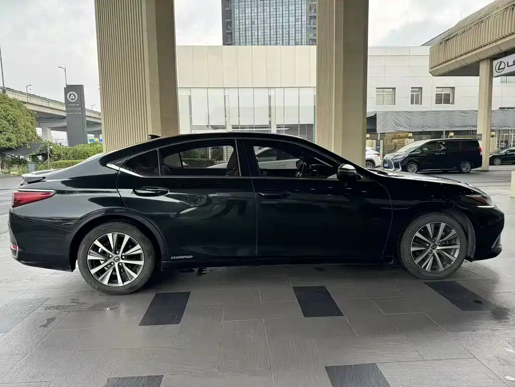 LEXUS ES 2018