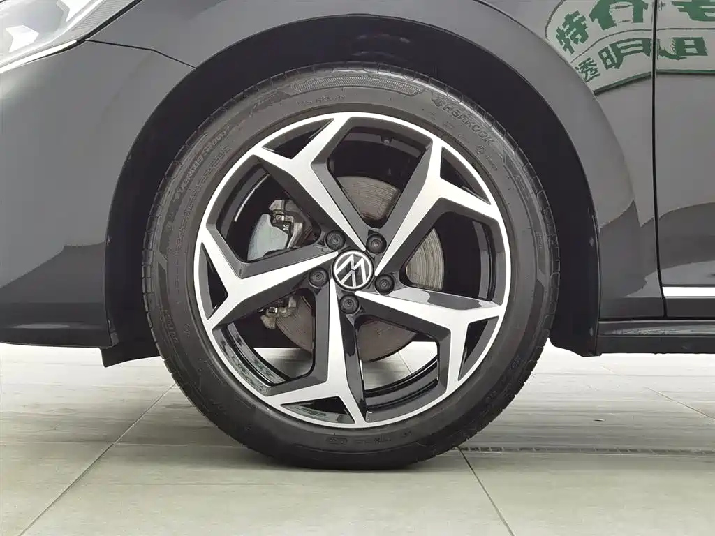 VOLKSWAGEN PASSAT 2024