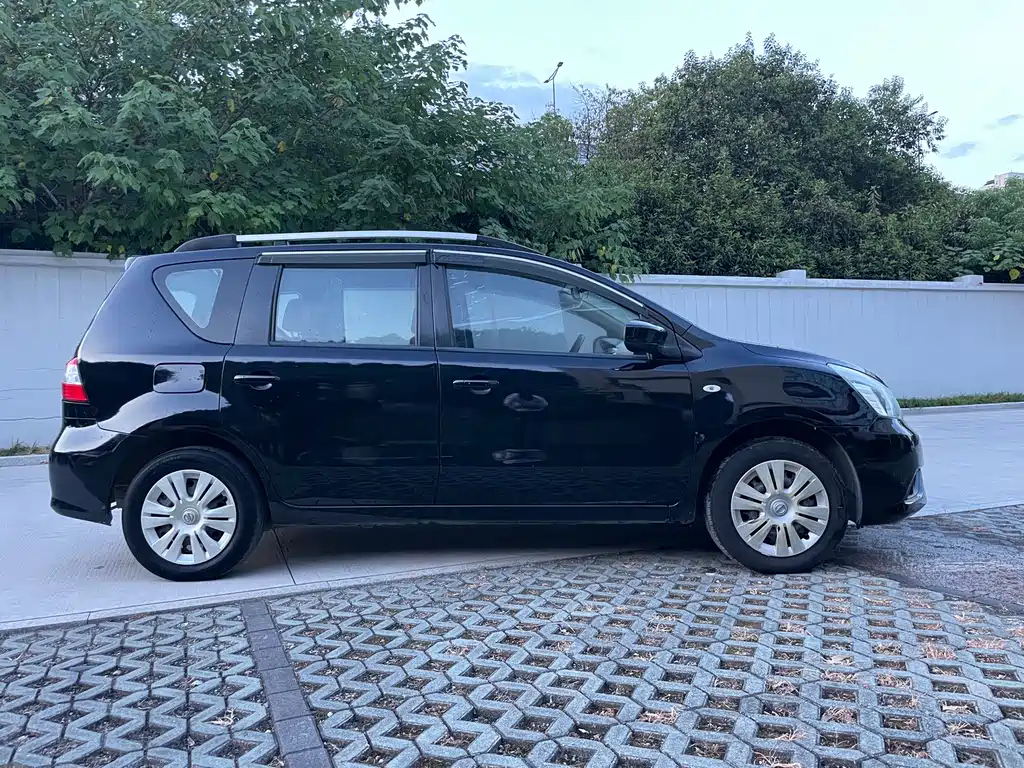 NISSAN LIVINA 2013