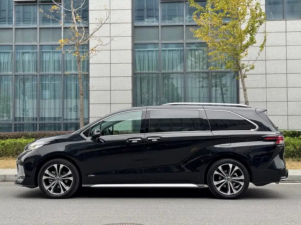 TOYOTA GRANVIA 2025