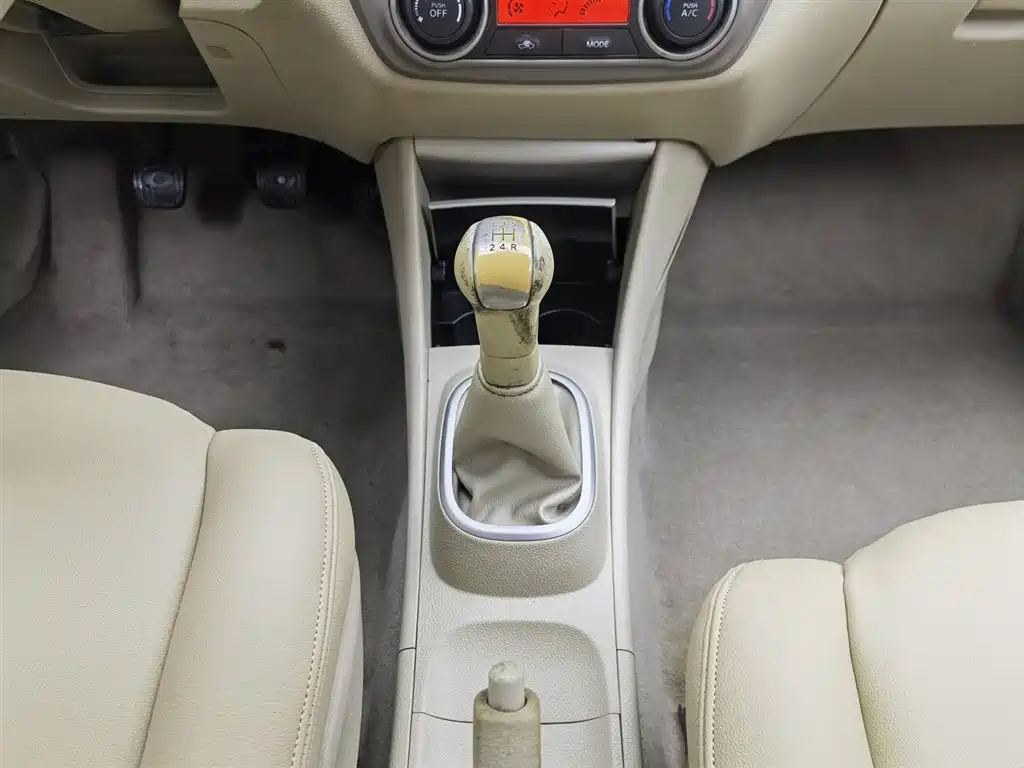 NISSAN SYLPHY 2015