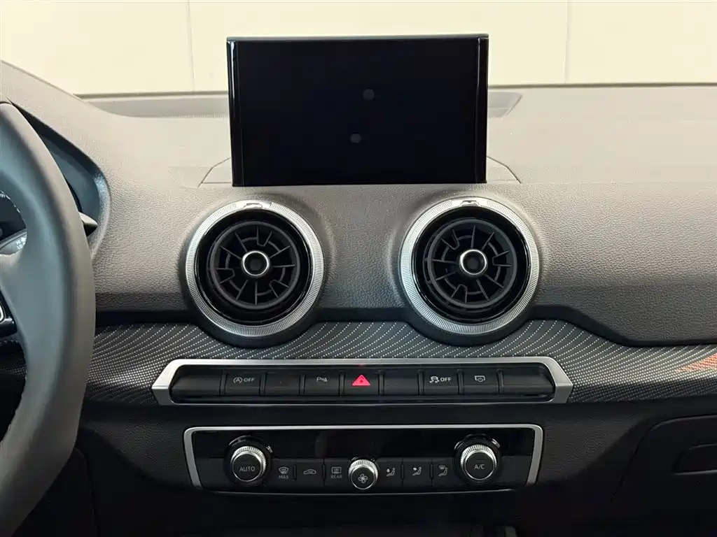 AUDI Q2L 2025