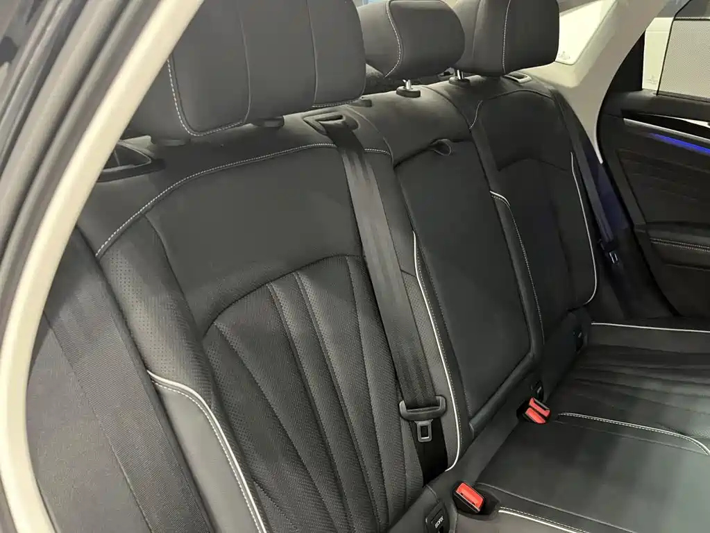 VOLKSWAGEN PASSAT 2024