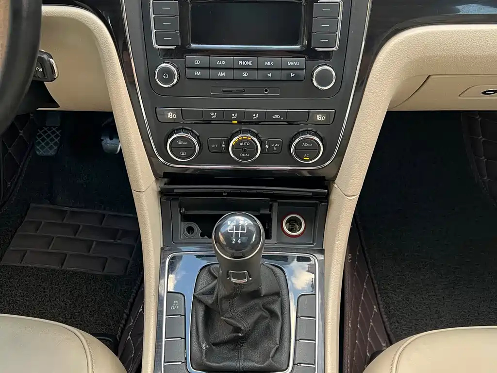 VOLKSWAGEN PASSAT 2011