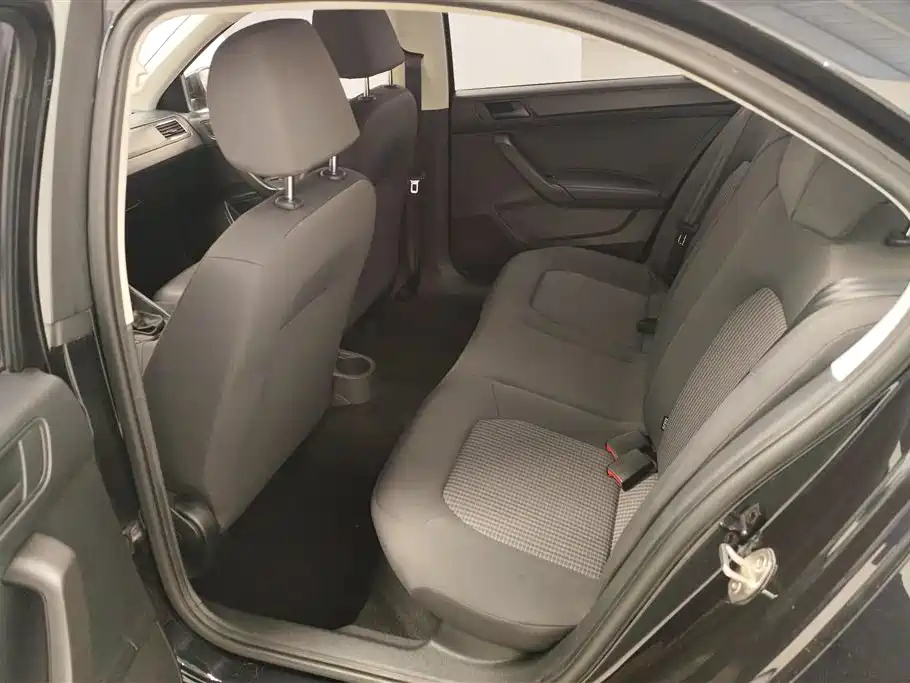 VOLKSWAGEN SANTANA 2019