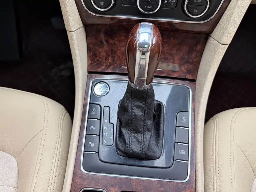 VOLKSWAGEN PASSAT 2013