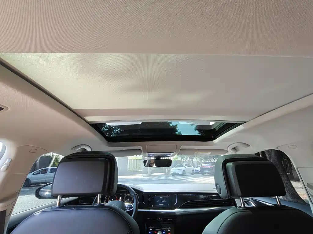 VOLKSWAGEN PASSAT 2024