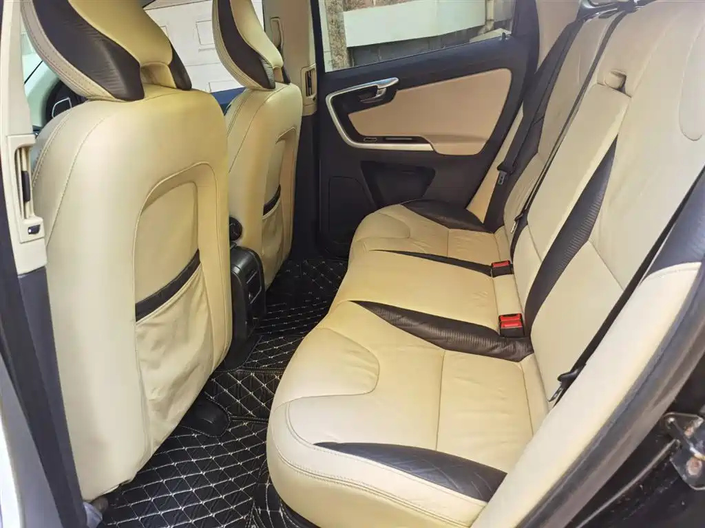 VOLVO XC60 IMPORT 2011