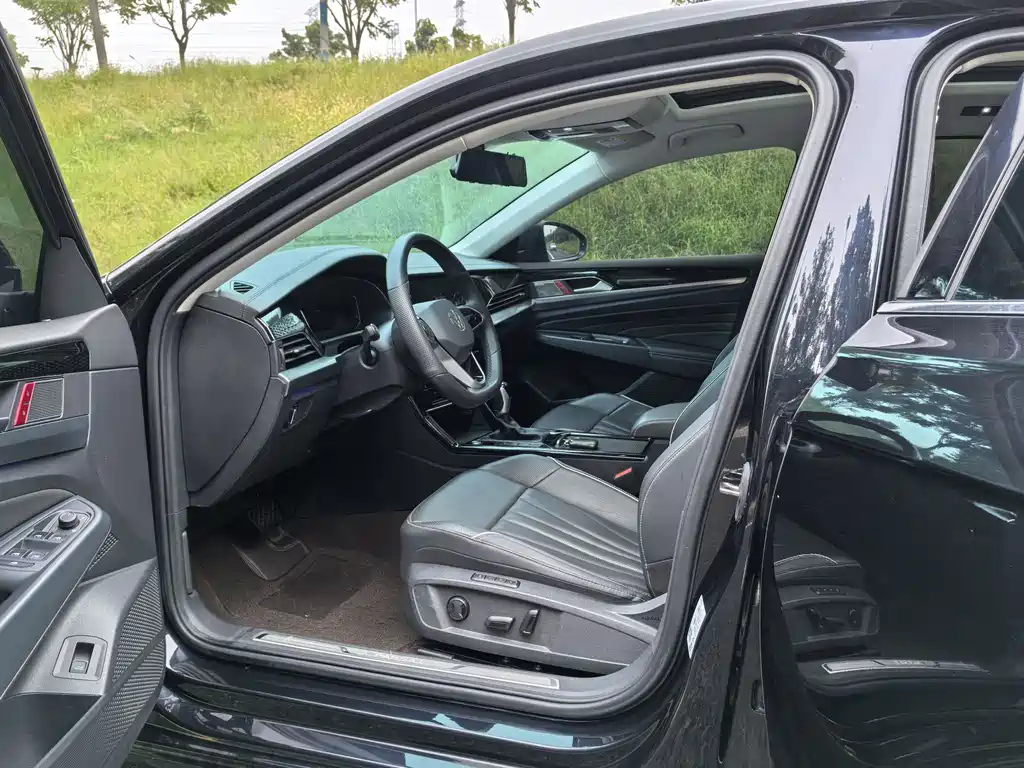 VOLKSWAGEN PASSAT 2023